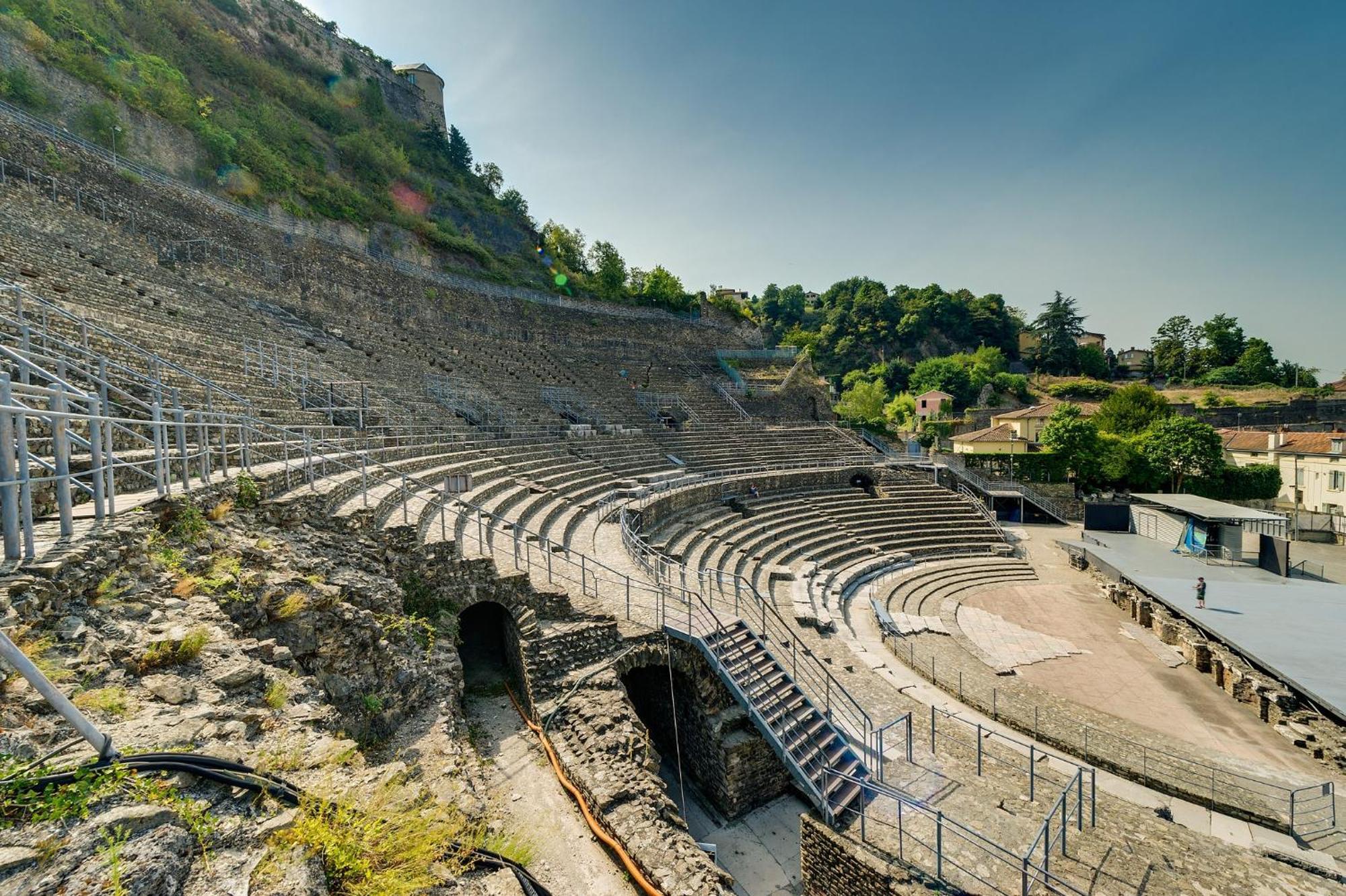 Cosylocation - Vue Theatre Antique/jardin De Cybele